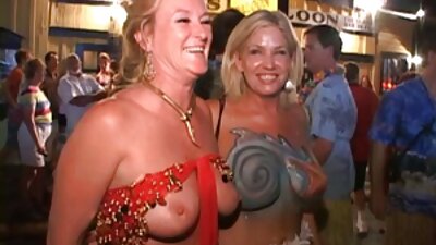Pin-up online filmekporno WOW: Tengerparti Csaj Bryoni-Kate forró bikini sztriptízt csinál a tengerparton.